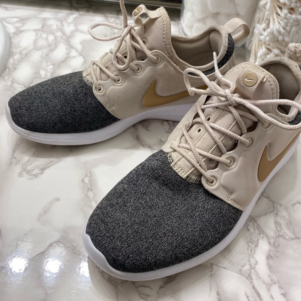 ❌SOLD❌Heather Gray & Gold Nike Rosche